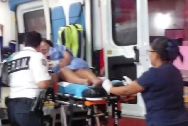 Mujer da a luz en baño de gasolinera en Cancún y policías asisten el parto.jpg