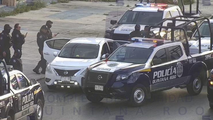 Video Detienen a taxista por agresión a Uber en Cancún