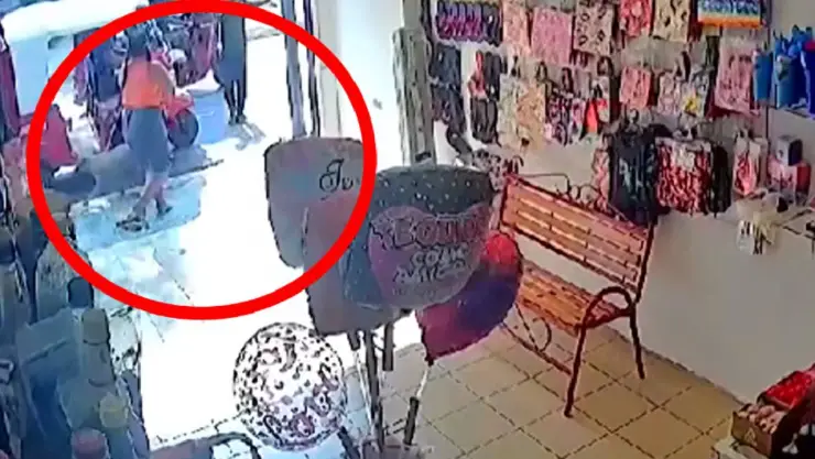 Mujer enfrenta a delincuentes con machete en tabasco: video