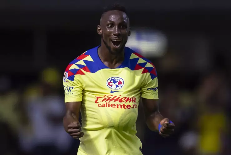 Julián Quiñones festeja gol con América