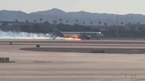 El avi&oacute;n en llamas en la pista de aterrizaje de Las Vegas