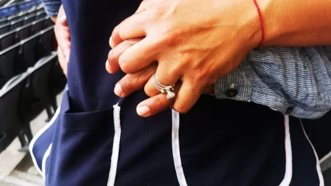 Pedida de mano en pleno partido de beisbol se vuelve viral