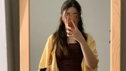 El amarillo mantequilla da un toque de color a tu atuendo