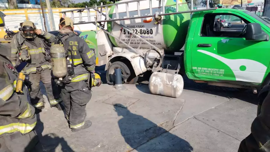 pipa de gas cae en socavón guadalajara.jpeg