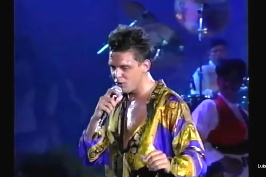 Luis Miguel con camisa Versace