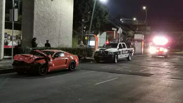 choque auto de lujo universidad .jpg