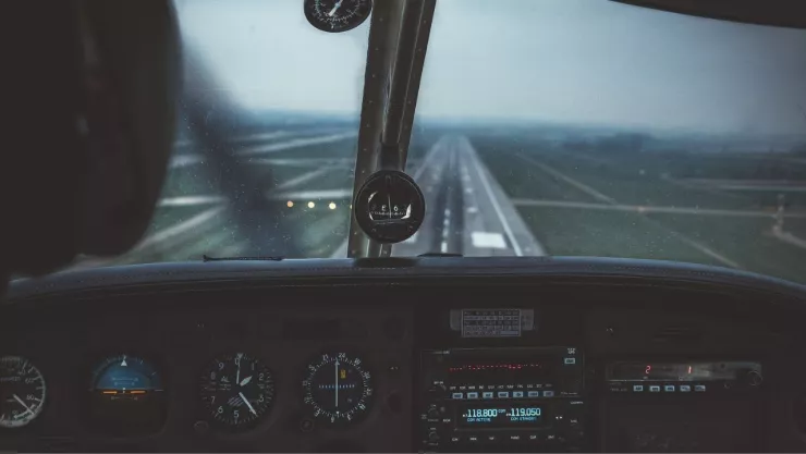 ¡Accidente fatal! Neumático de un avión explota y dos personas pierden la vida