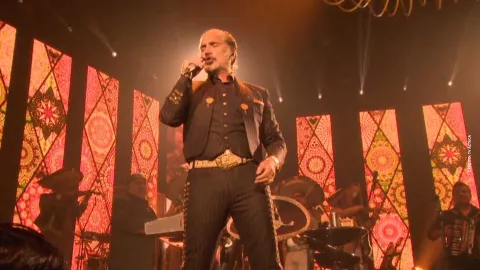 Karla Laveaga habla de su noviazgo con Alejandro Fernández.