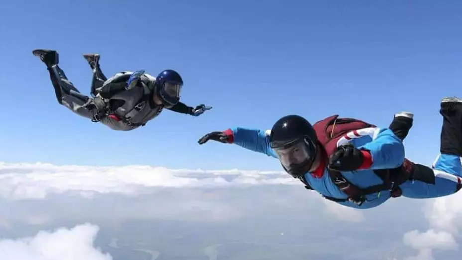 VIDEO | Paracaidista se estrella contra una montaña y lo graba