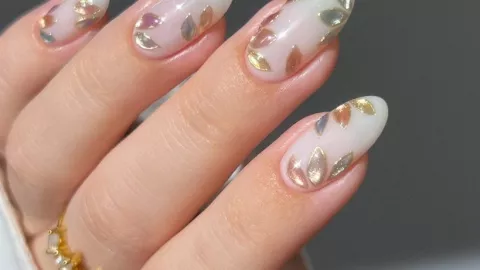 Diseño petal nails sobre base translúcida cloud dancer