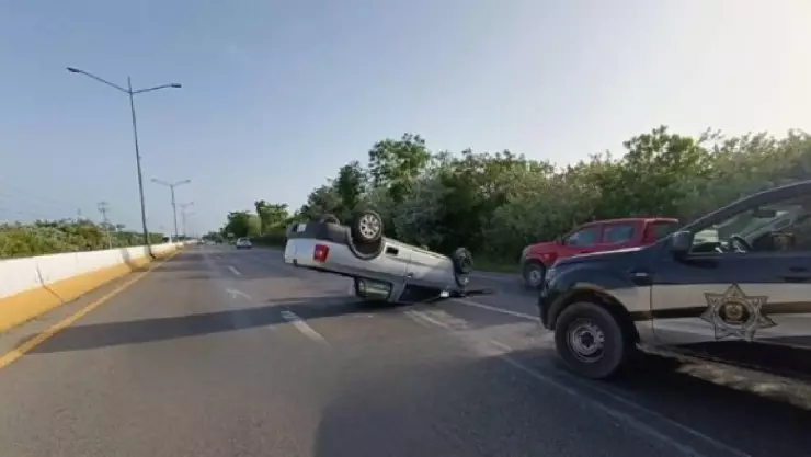 Camioneta se vuelca en carretera Mérida-Progreso (FOTO)