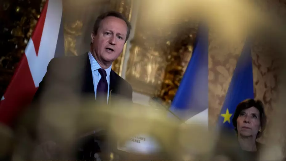 Los ministros de Exterior británico, David Cameron, y francesa, Catherine Colonna.