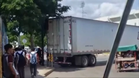 Camión pesado pierde el control y SE LLEVA EL SEMÁFORO en la Salvador Alvarado Sur; la policía va al sitio