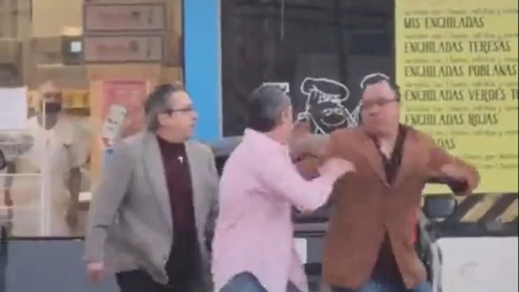 Pelea callejera de señores