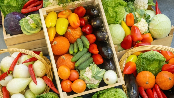 Varios vegetales y verduras en canastas.