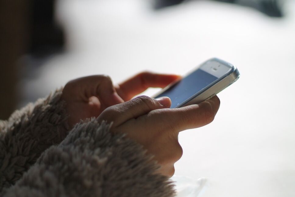 mujer enviando mensaje en whatsapp
