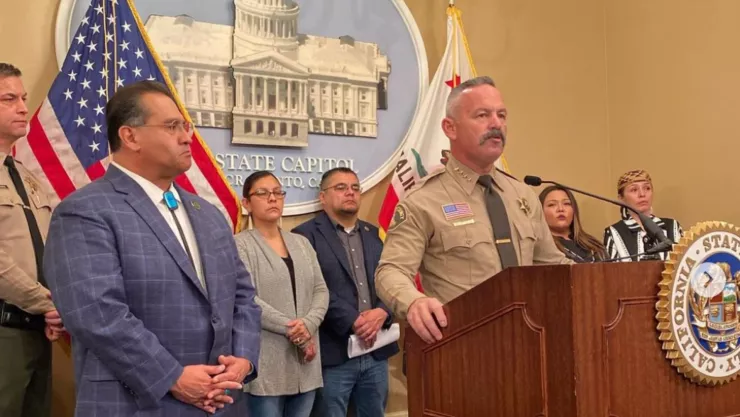 El sheriff Chad Bianco en una declaración de prensa.