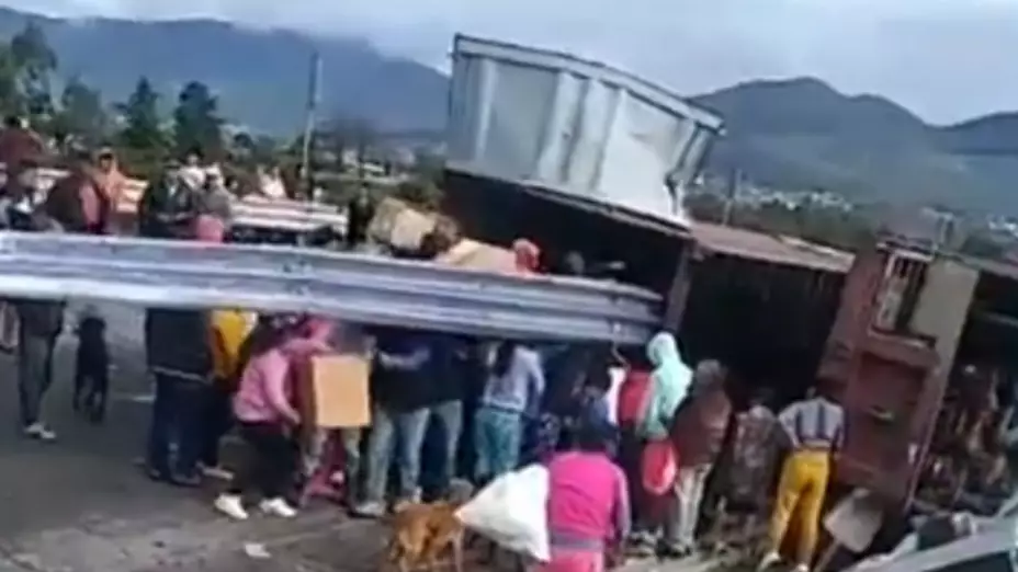 ¡Toma precauciones! Cierran Arco Norte por un accidente entre dos tráileres; hay rapiña