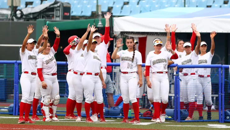 Sancionan a seleccionadas de softbol por tirar uniformes a la basura