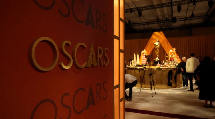 La gente se reúne el día de la vista previa para los medios de la comida, las bebidas y la decoración para el Governors Ball de este año, la celebración oficial posterior a los Oscar de la Academia de Artes y Ciencias Cinematográficas (AMPAS), antes de la ceremonia de los 98.º Premios de la Academia en Los Ángeles, California, EE. UU., el 10 de marzo de 2026.