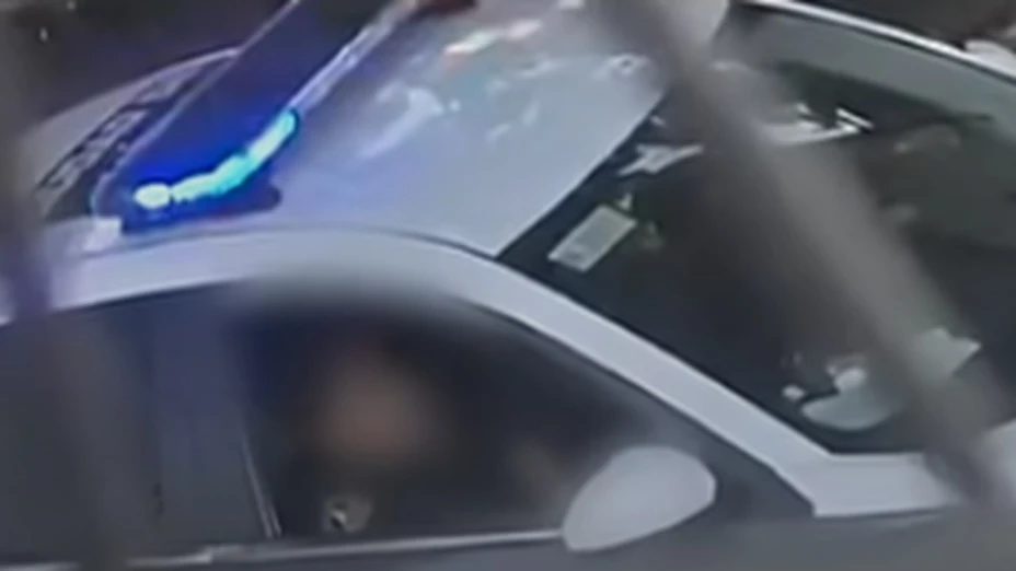 Mujer policía de la CDMX y su compañero son captados cometiendo actos sexuales en PATRULLA; video se viraliza