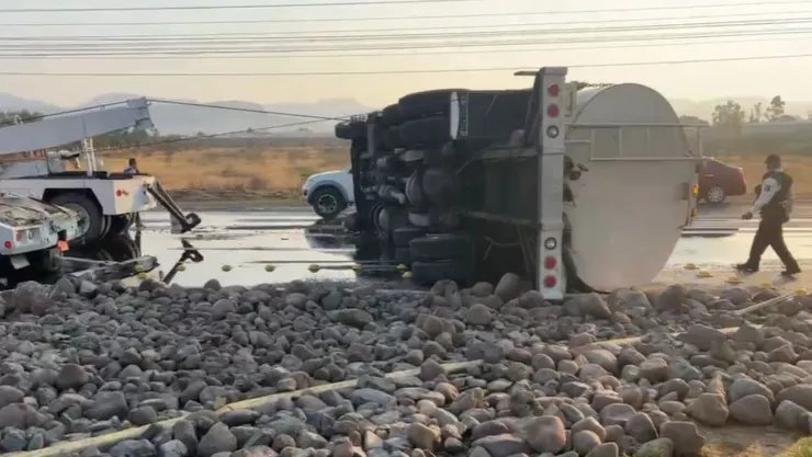 Pipa se vuelca en carretera León - Silao