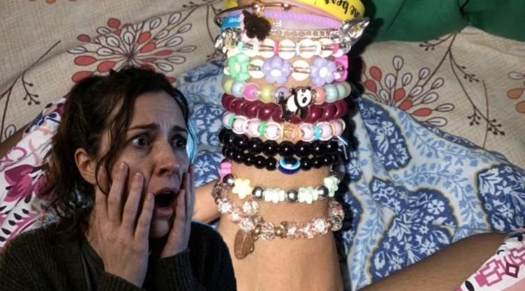 Los psicólogos coinciden: este es el inquietante significado de llevar muchas pulseras solo en la muñeca izquierda