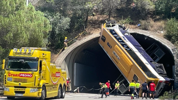 autobús-vuelca-entrada-túnel-heridos-cataluña-pineda-de-mar