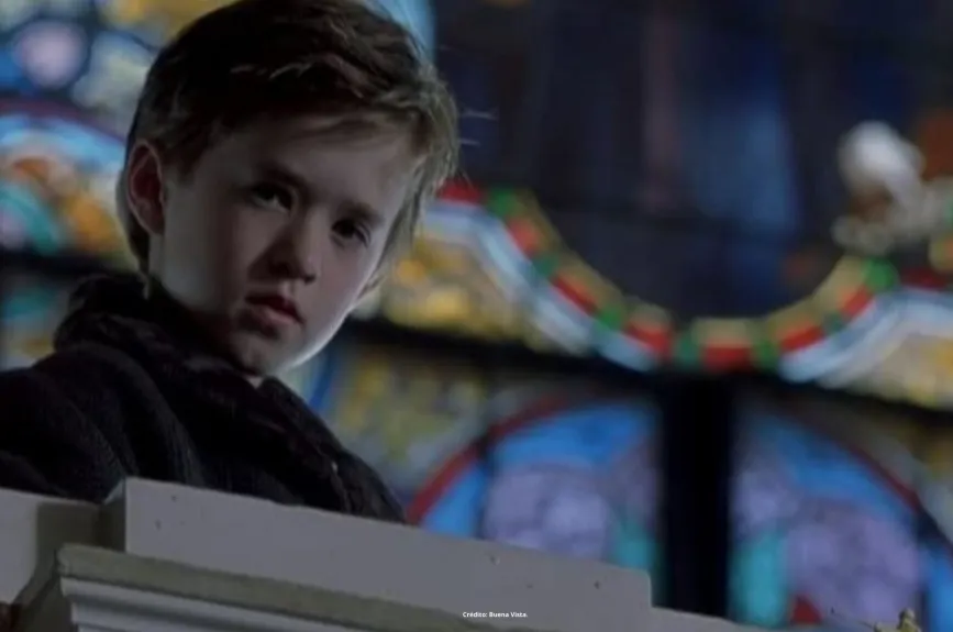 Escena de la película ‘El Sexto Sentido’ (Sixth Sense) con Halley Jeol Osment y Bruce Willis por Azteca 7.