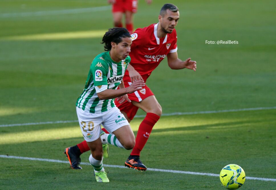 Diego Lainez fue titular con el Real Betis ante el Sevilla