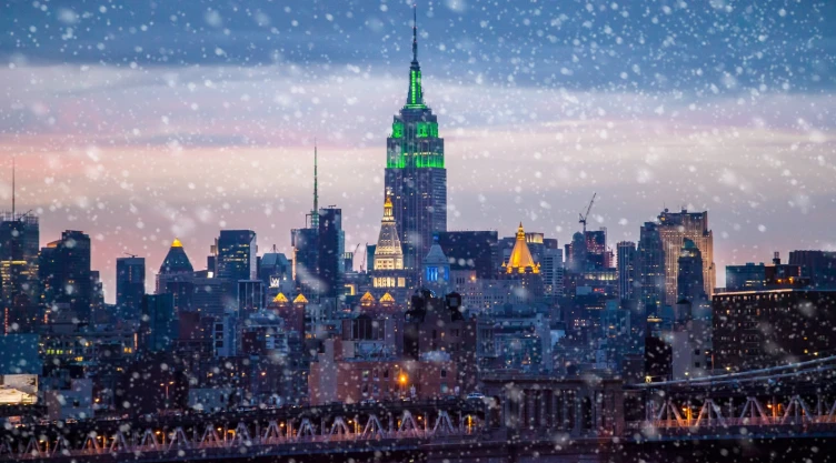 Nieve cae sobre la ciudad de Nueva York
