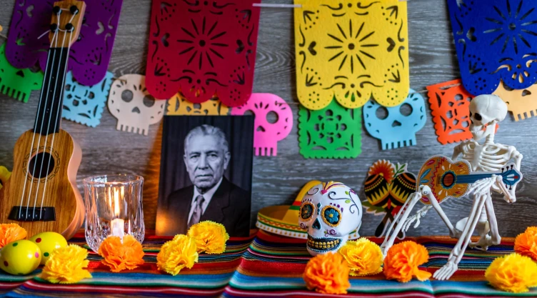 Poner la foto de una persona viva en tu ofrenda del Día de Muertos es malo