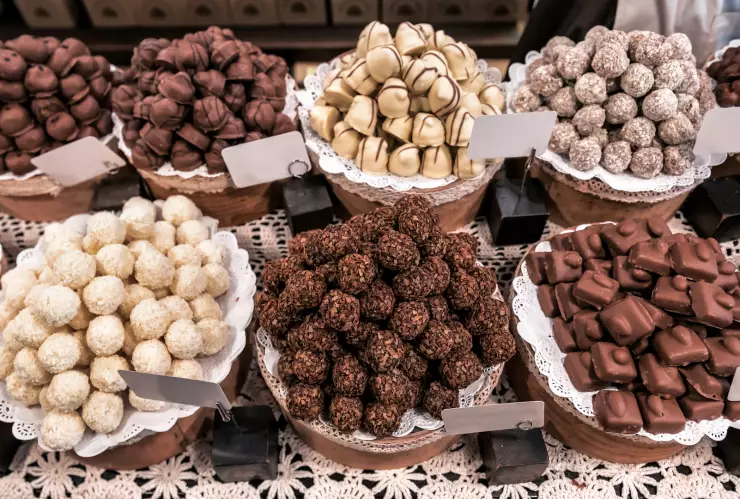 Bombones de chocolate en un escaparate.