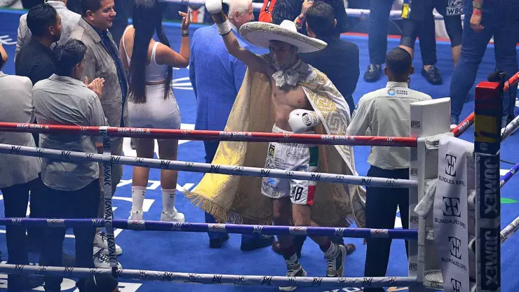 David Picasso entrando al ring para su pelea en la Arena CDMX