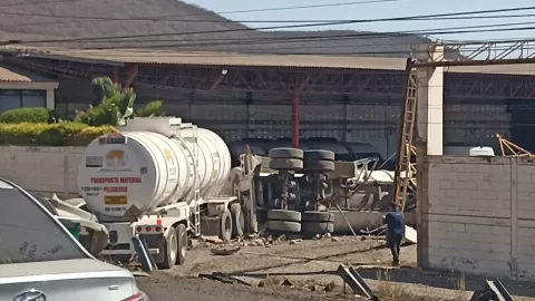 Muere mujer tras volcarse una pipa de combustible en Culiacán. .jpg