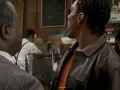 Te contamos por qué a Eddie Murphy lo atraparon con una chica trans y qué hacía con ella. (Escenas de la película ‘El negociador’ por Azteca 7)