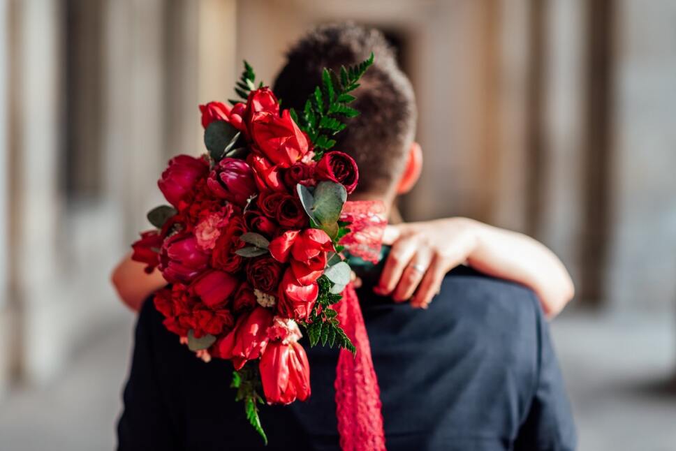 abrazo con flores