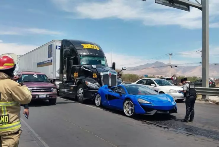 El millonario valor del McLaren que chocó contra un tráiler en carretera de Guanajuato y fue captado en video