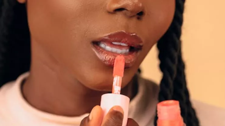 Así obtienes un maquillaje con colores corales sin verse exagerad