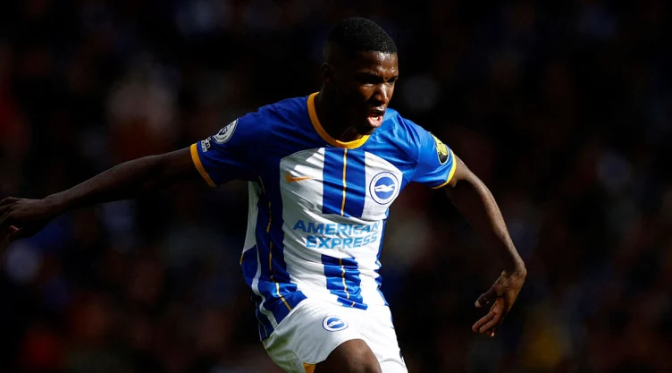 Moisés Caicedo con la camiseta del Brighton