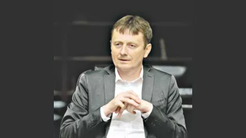 Foto del ministro de Inversiones Públicas de Serbia Darko Glišić