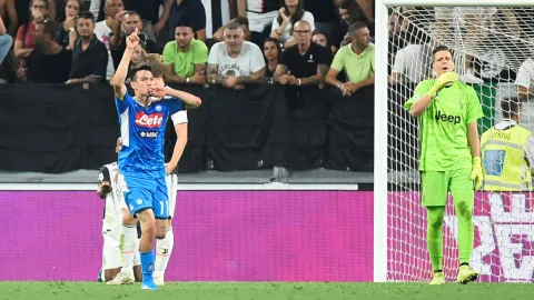 El jugador mexicano Hirving “Chucky” Lozano celebra tras anotar gol en su debut con el Napoli este sábado 31 de agosto del 2019. Imagen: Reuters