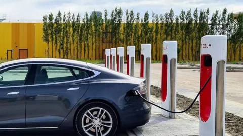 Auto Tesla cargándose