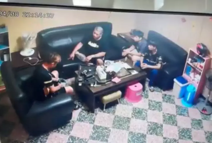 Hombre se dispara de la sala de su casa enfrente de sus invitados