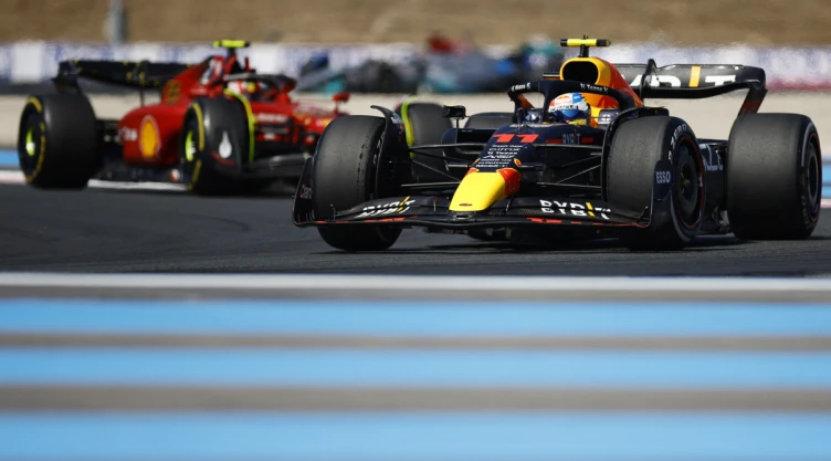 Checo Pérez por delante de Carlos Sainz