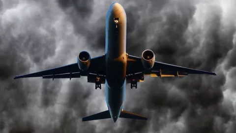 Turbulencia en vuelo; tormenta de granizo destruye trompa del avión