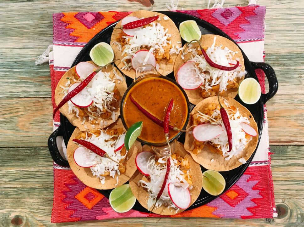 Tostadas de pozole seco Cocineros mexicanos