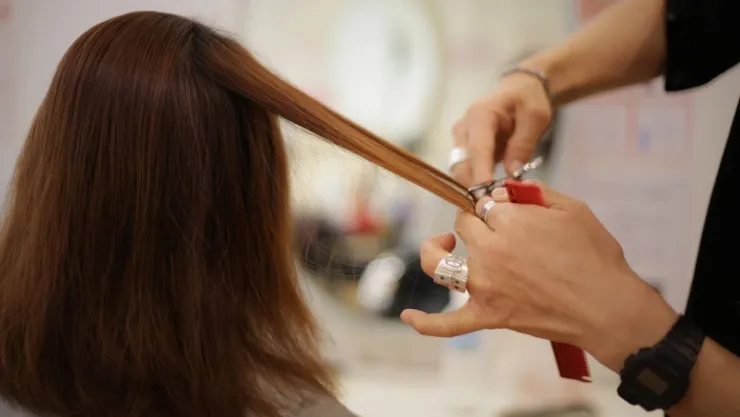 4 cortes de cabello mariposa que rejuvenecen y afilan las facciones en minutos.jpg