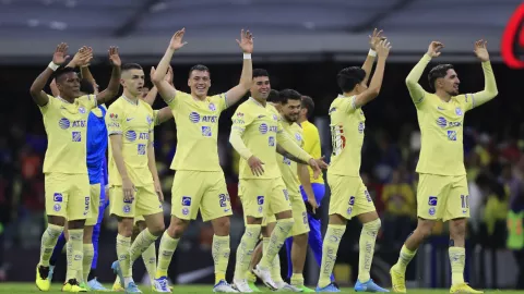 Jugadores del América celebran el triunfo ante Chivas
