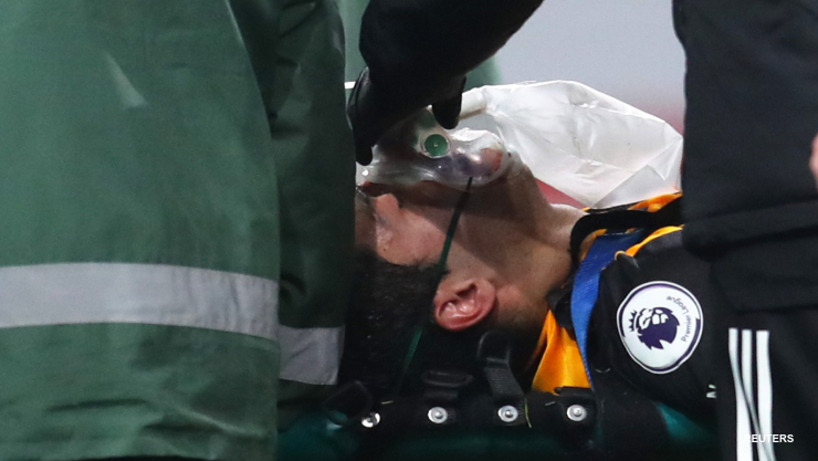 Ra&uacute;l Jim&eacute;nez sacado en camilla